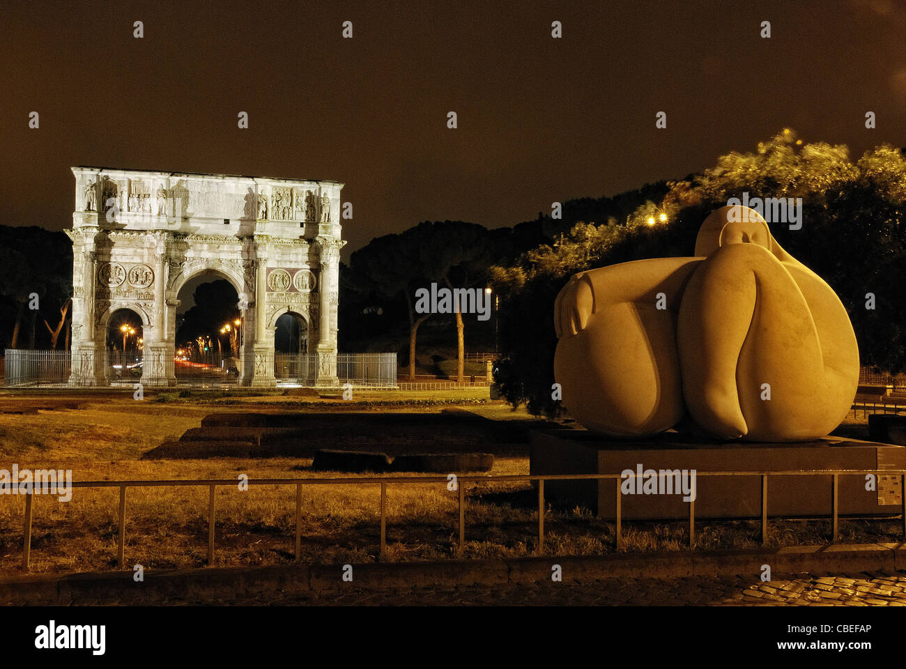Roma Arco Di Costantino e scultura di Jiménez Deredia Stock Photo