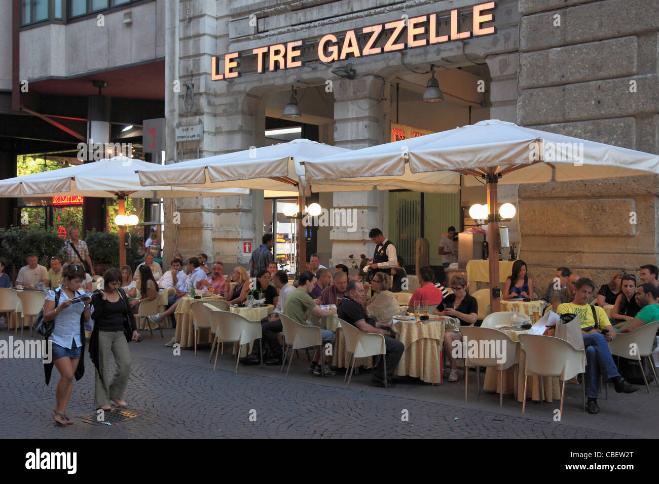 Italy, Lombardy, Milan, Corso Vittorio Emanuele II, cafe, people, Stock Photo
