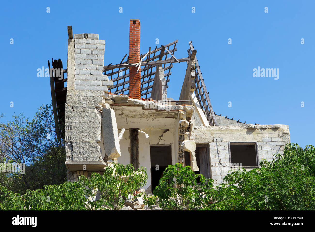 Earthquake damage house wall hi-res stock photography and images - Alamy