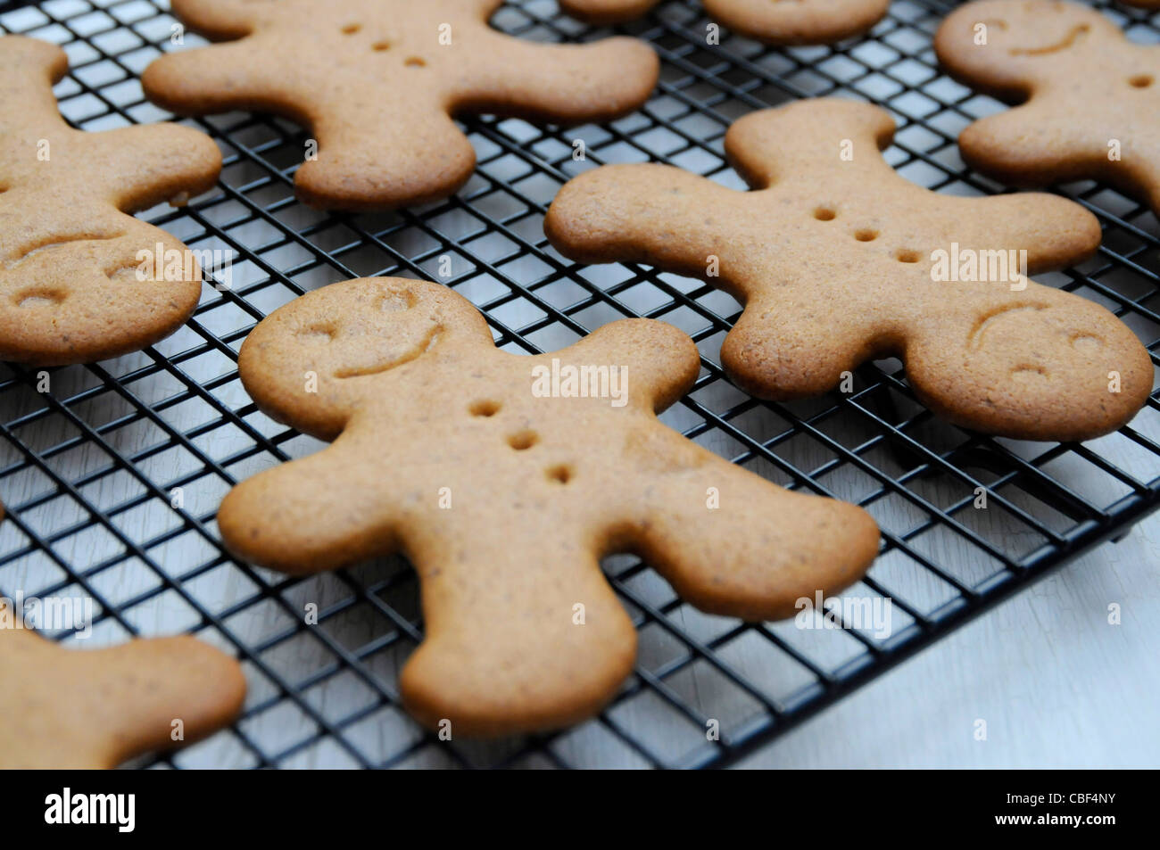 Gingerbread Men On Cooling Rack Stock Photo - Alamy