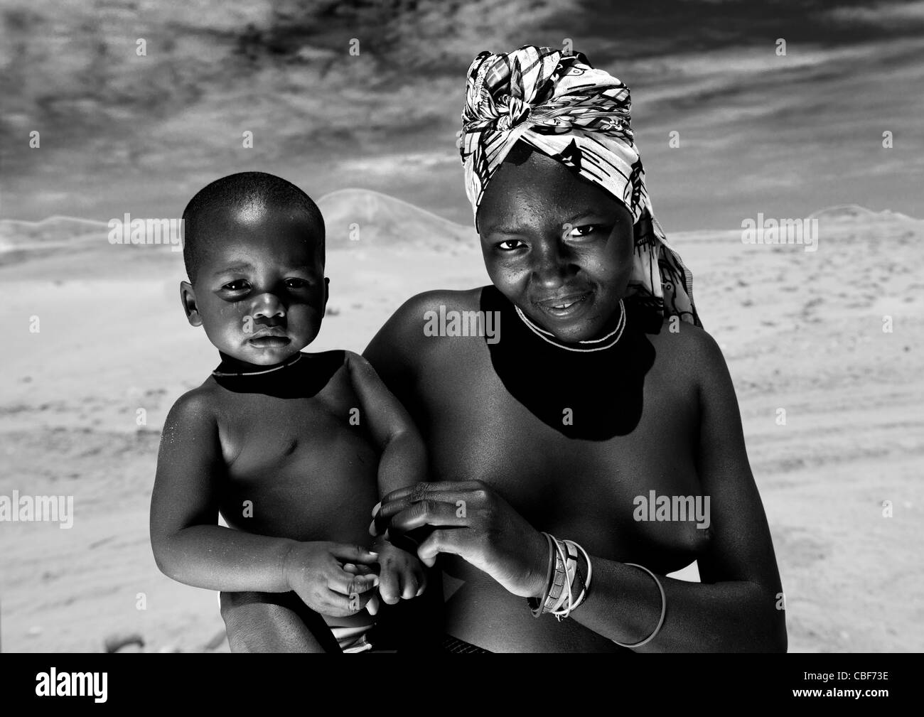 Mucuroca Woman With Her Baby In Her Arms, Twe Village, Sao Joao Do Sul Area, Angola Stock Photo