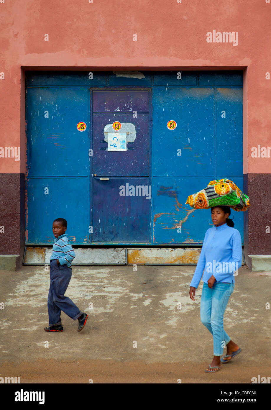 Boy carrying load on head hi-res stock photography and images - Alamy