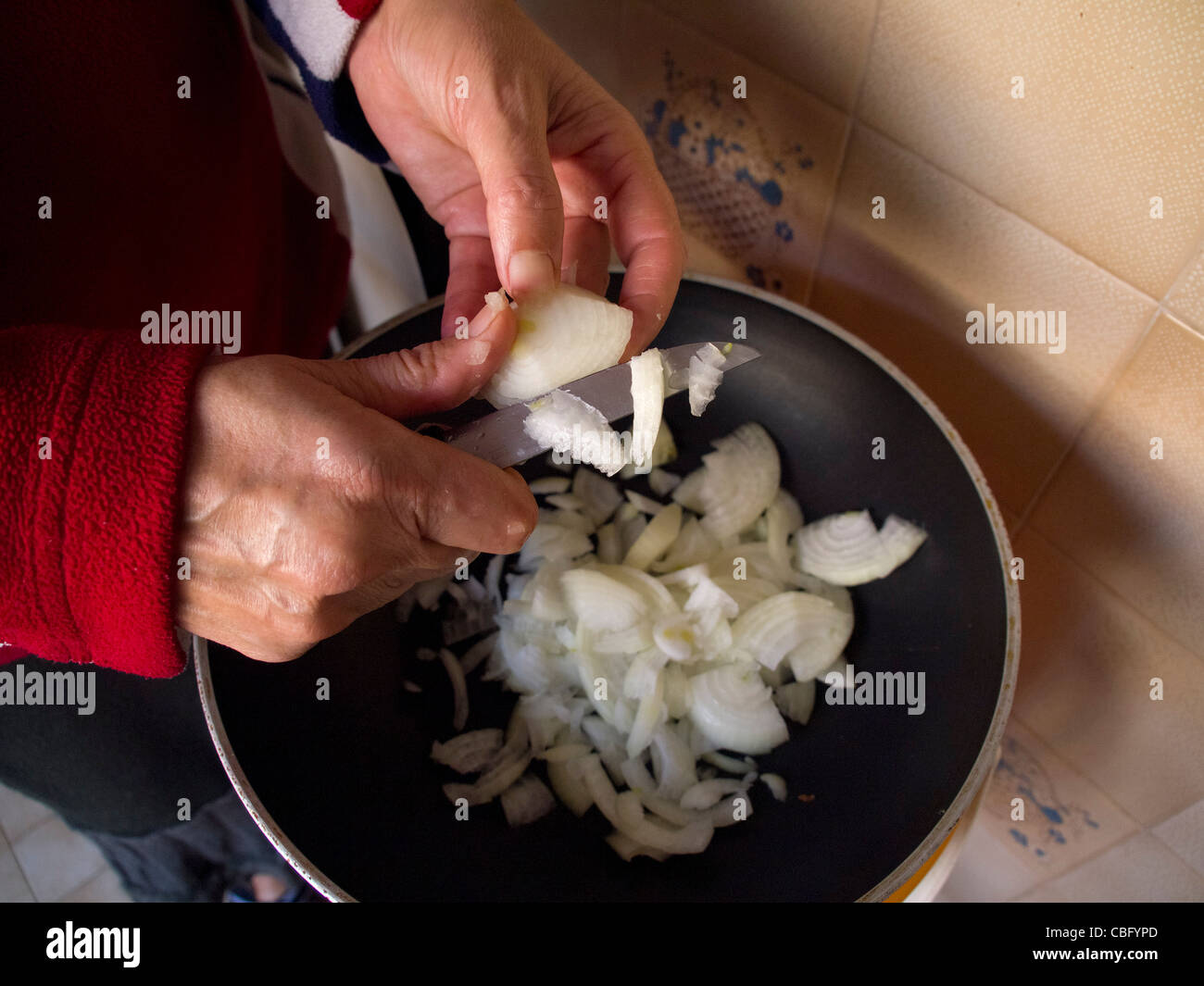 Woman hands knife cut onion hi-res stock photography and images - Alamy