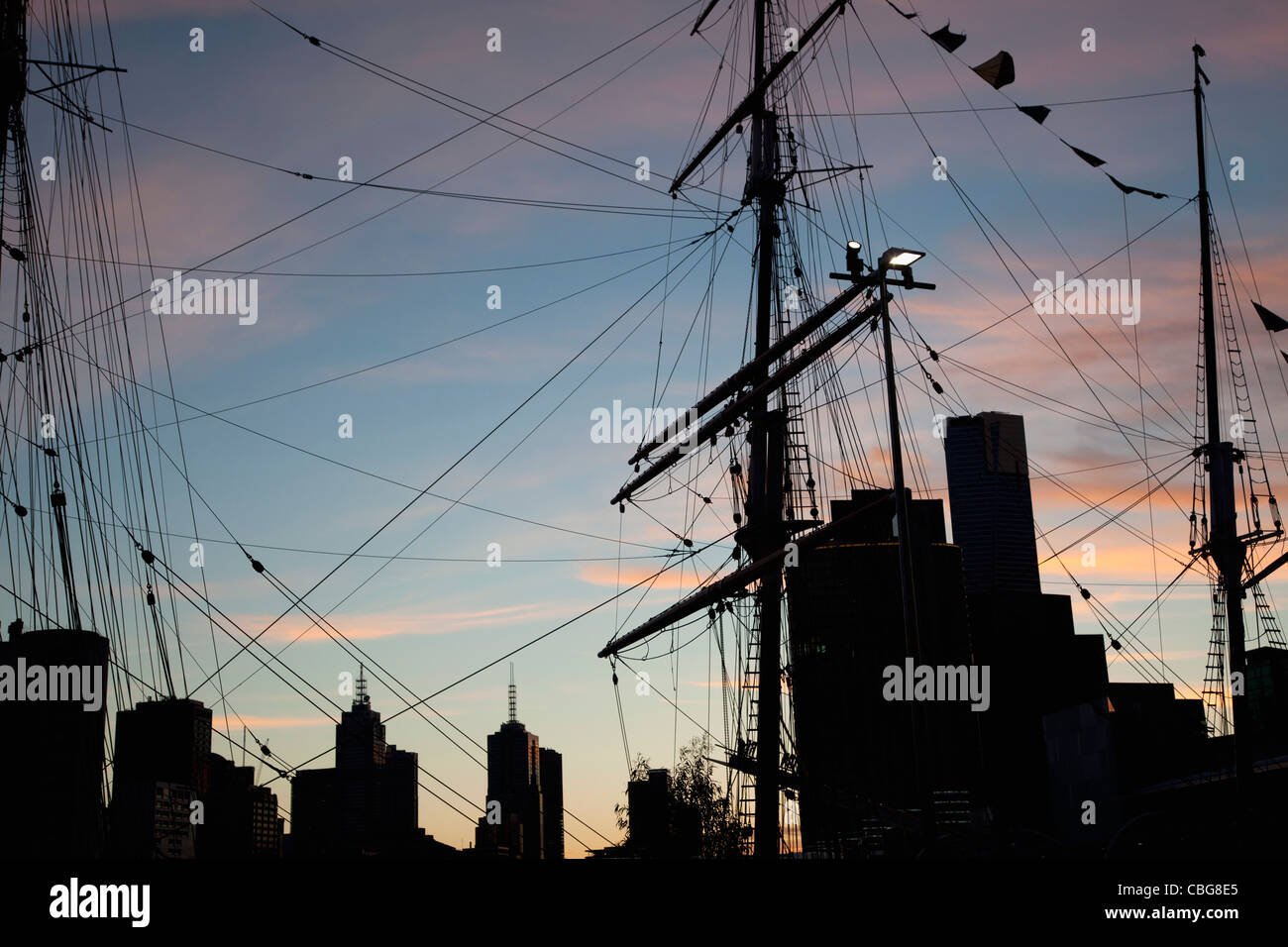 Ship mast silhouette hi-res stock photography and images - Alamy