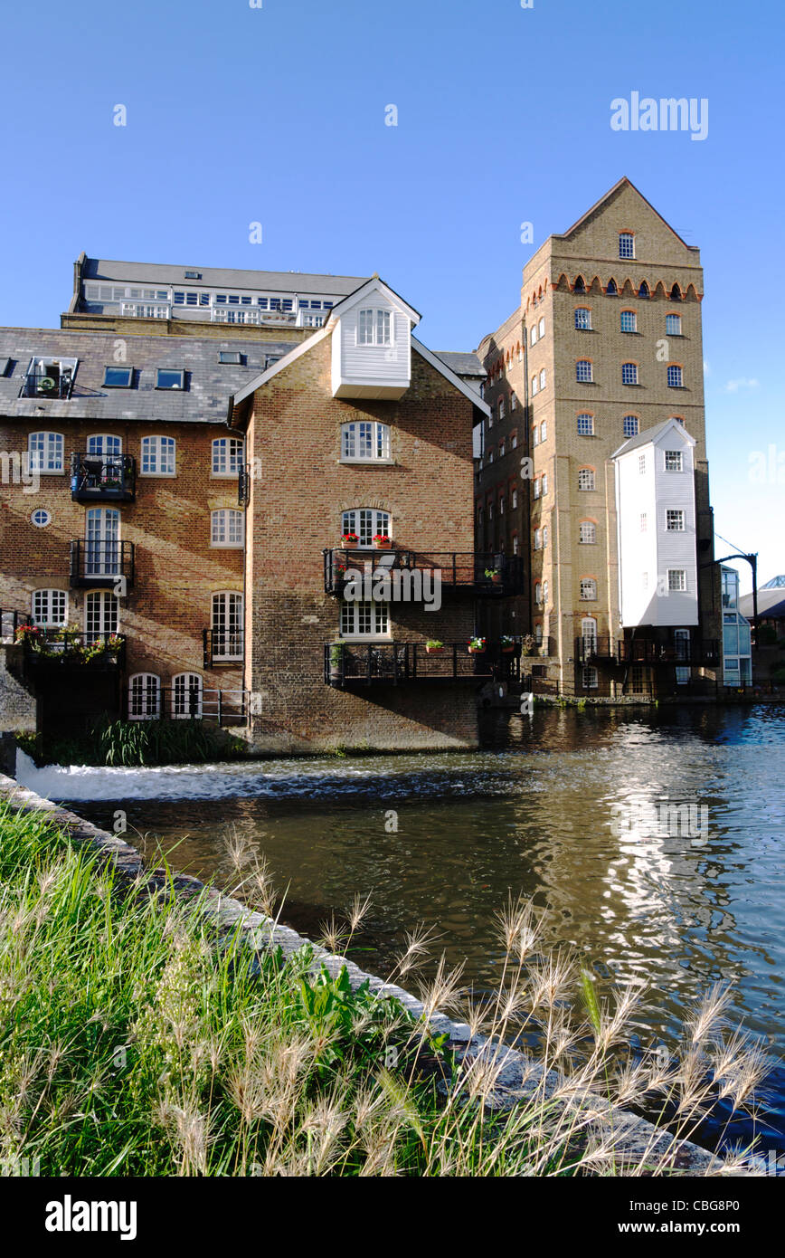 Converted water mill and canal warehouse at cox's lock Stock Photo