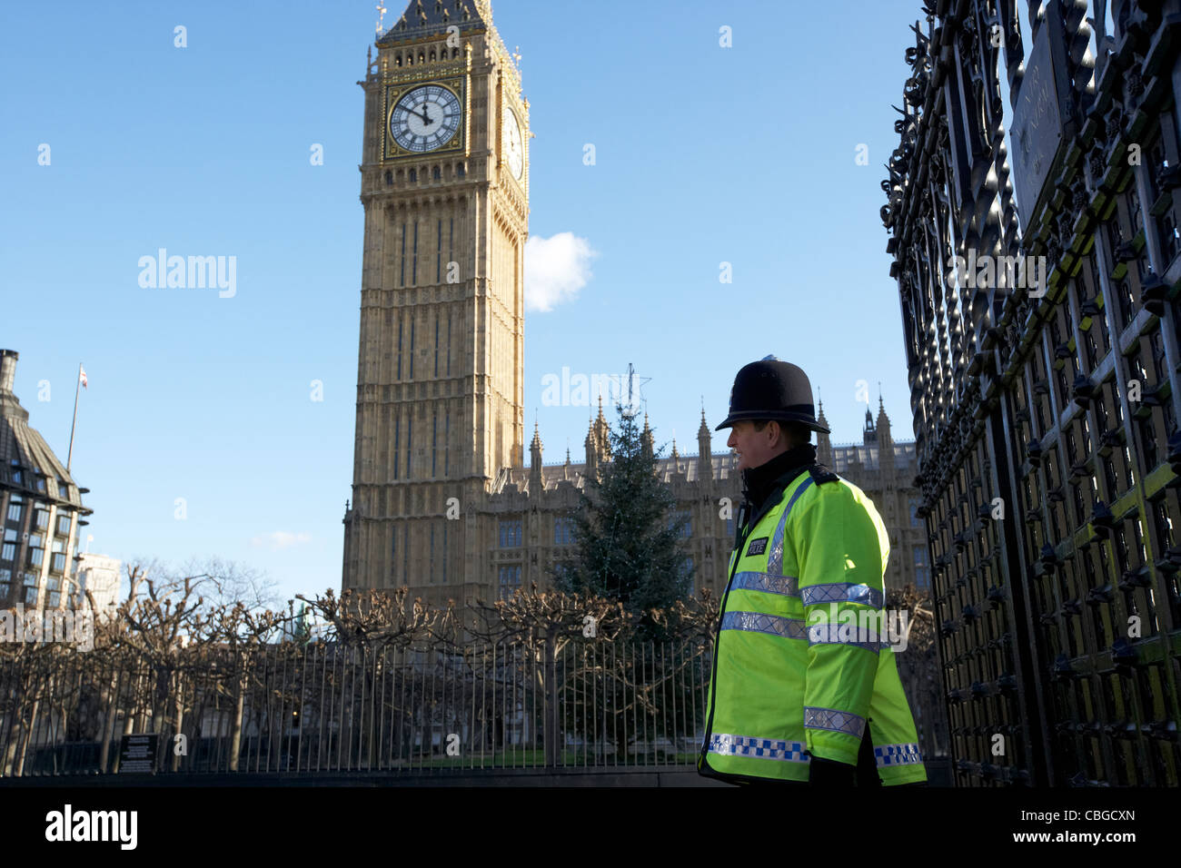 metropolitan police officer guards the houses of parliament london ...