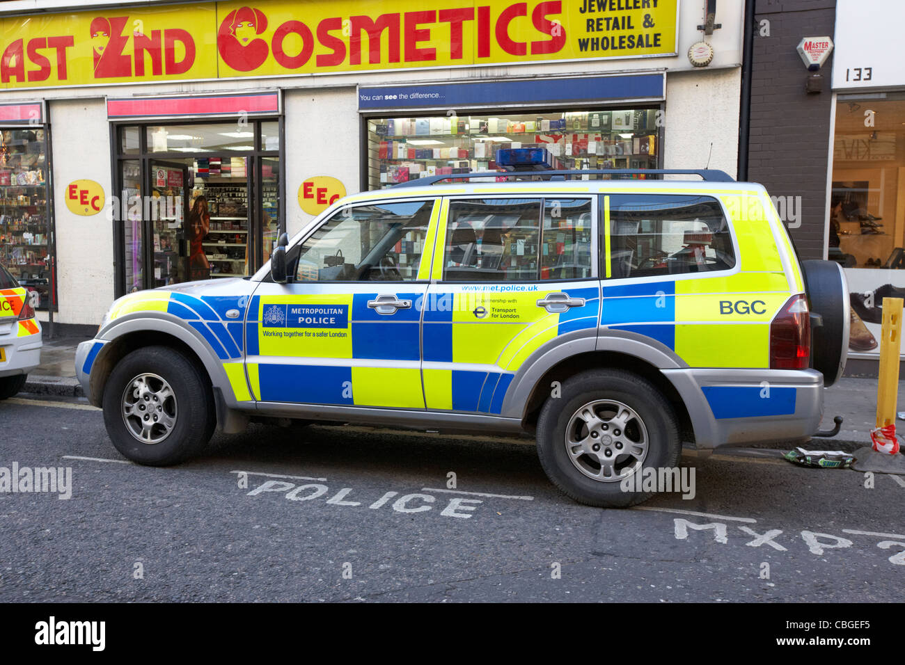 metropolitan police 4x4 vehicle in battenburg chequered livery parked in reserved onstreet bay london england uk united kingdom Stock Photo