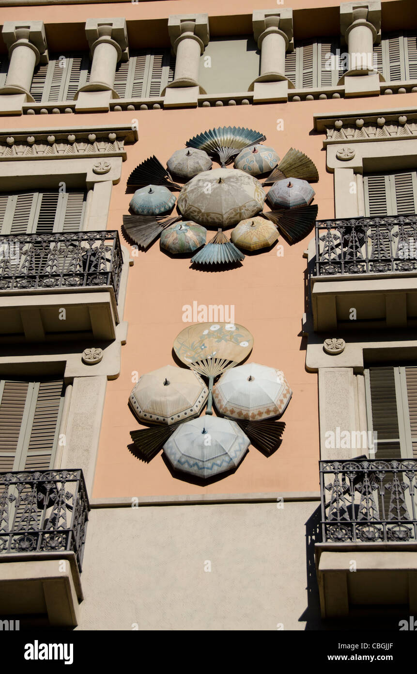 Spain, Catalunya, Barcelona. Popular downtown pedestrian street, La