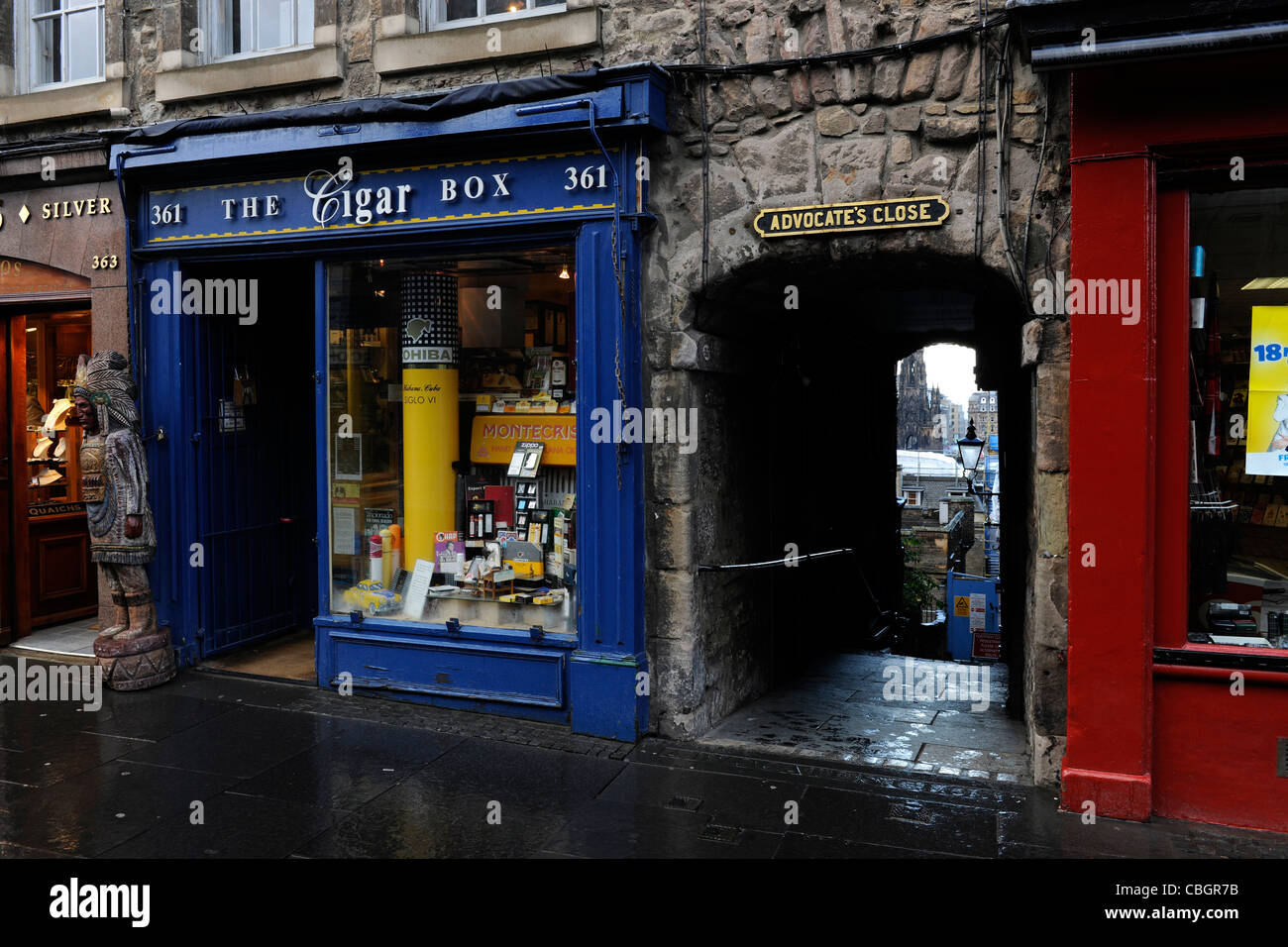 Cigar Box and Advocate's Close. Royal Mile. Edinburgh, Scotland. Stock Photo