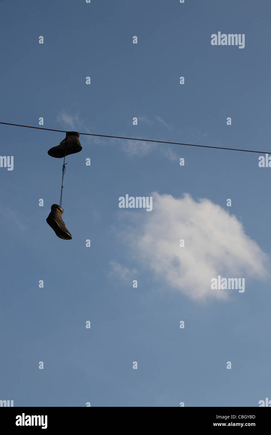 Shoefiti - sneakers, trainers dangling from overhead power lines, Greenpoint, Brooklyn, NY, USA Stock Photo