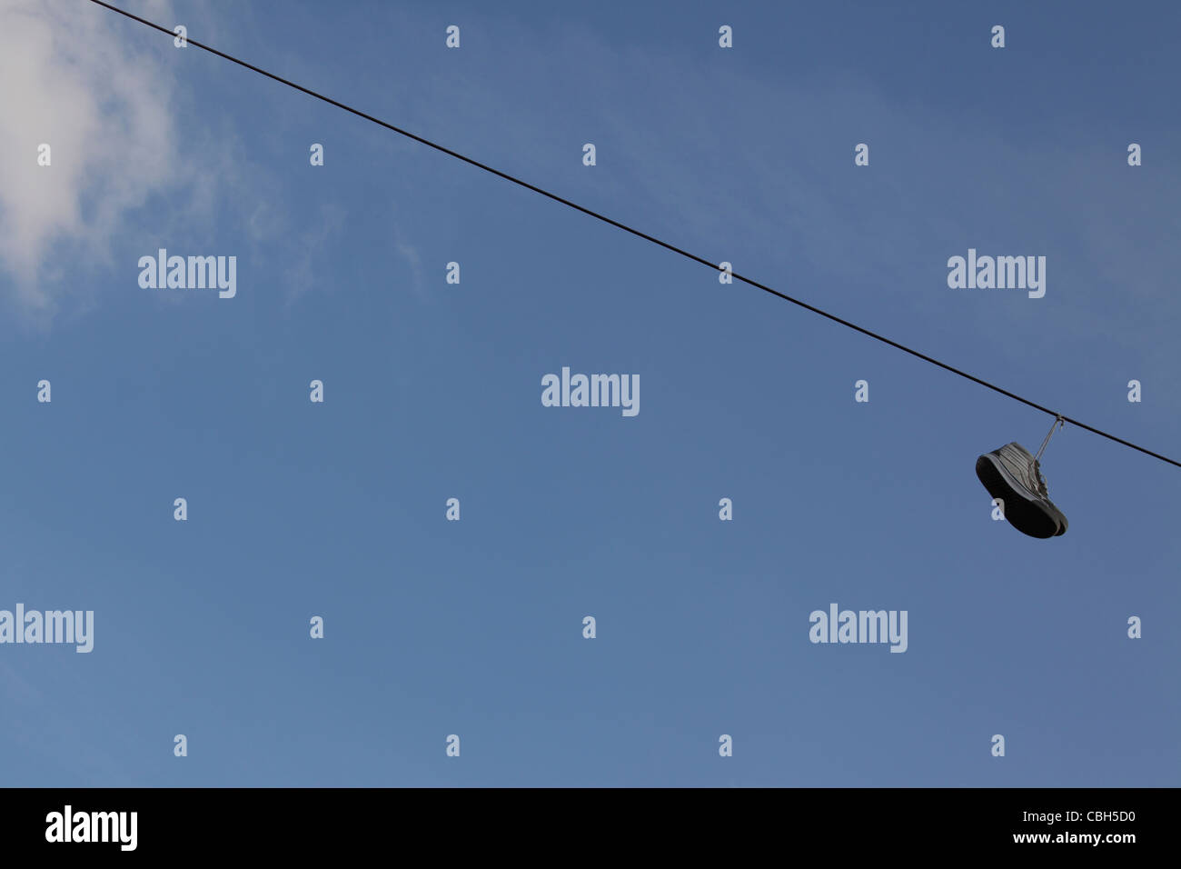 Shoefiti - sneakers dangling from overhead power lines, Greenpoint, Brooklyn, NY, USA Stock Photo