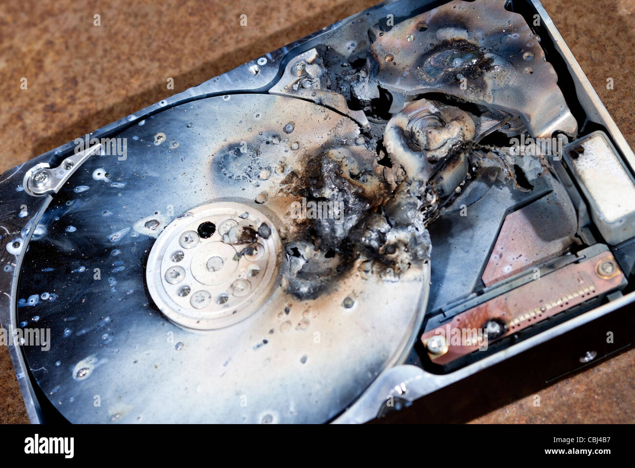 Сгоревший жесткий диск. Сломанный hdd. Сгорел жесткий диск ссд. Сломанный жесткий диск. Сгоревший диск.