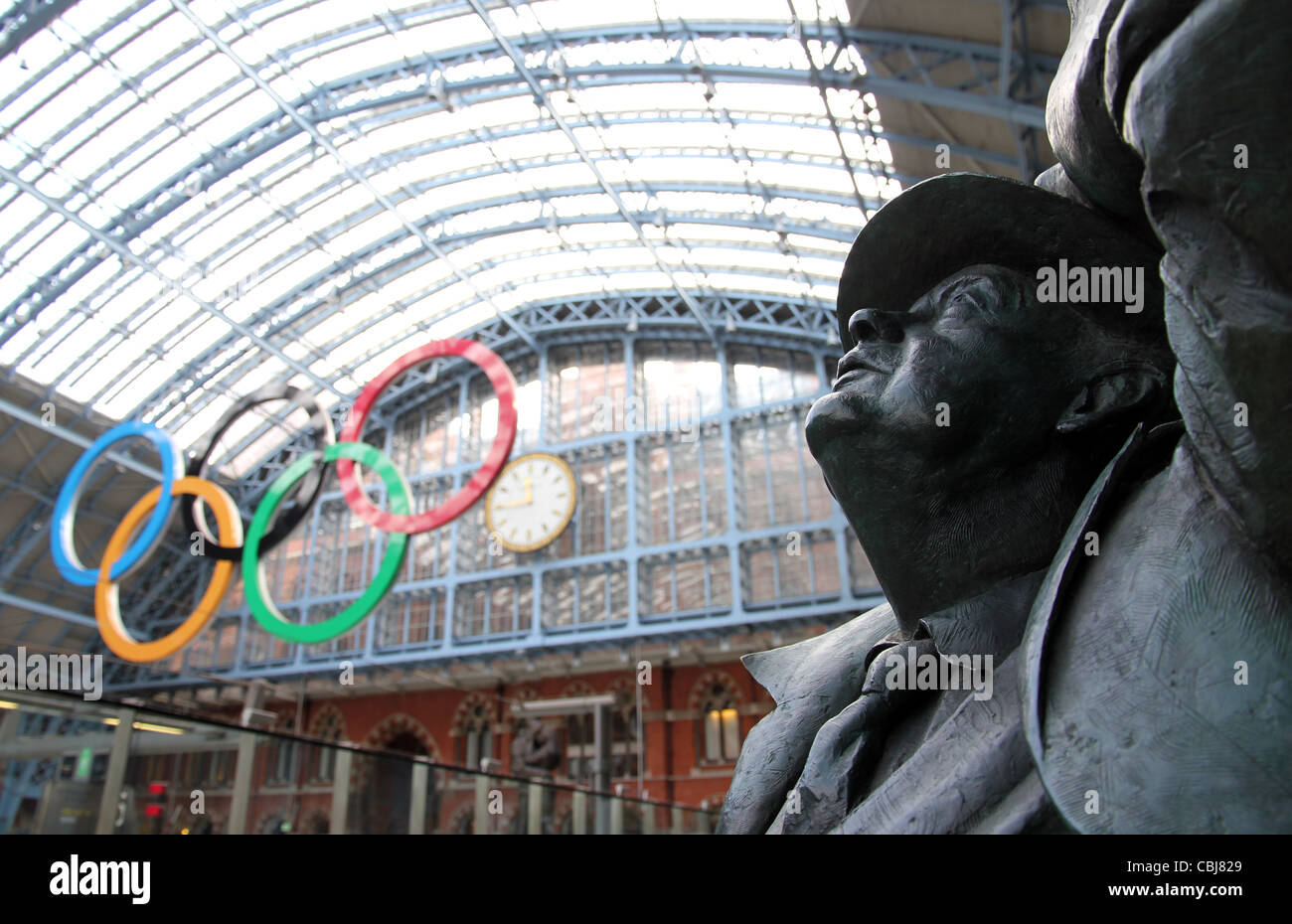 SIr John Betjeman statue and Olympic rings in St Pancras Rail station Kings Cross London Stock Photo