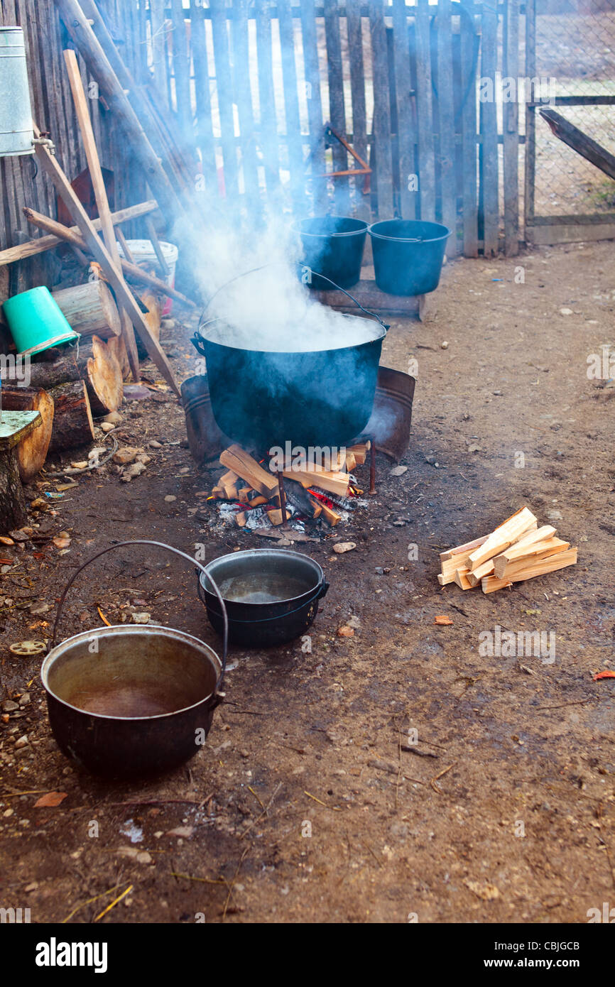https://c8.alamy.com/comp/CBJGCB/cast-iron-pot-boiling-water-outdoor-in-the-countryside-CBJGCB.jpg
