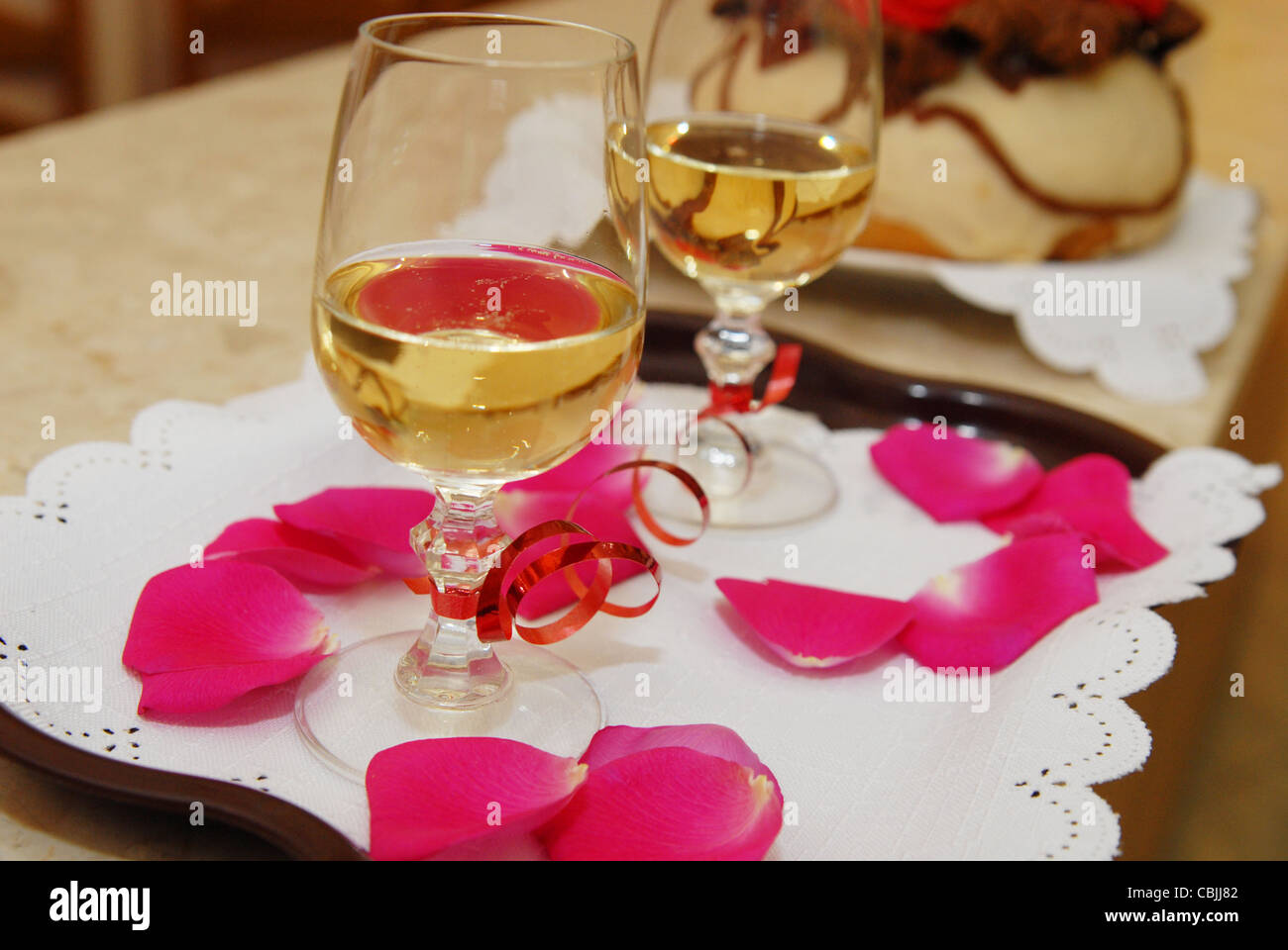 Two glasses champagne wedding hi-res stock photography and images - Alamy