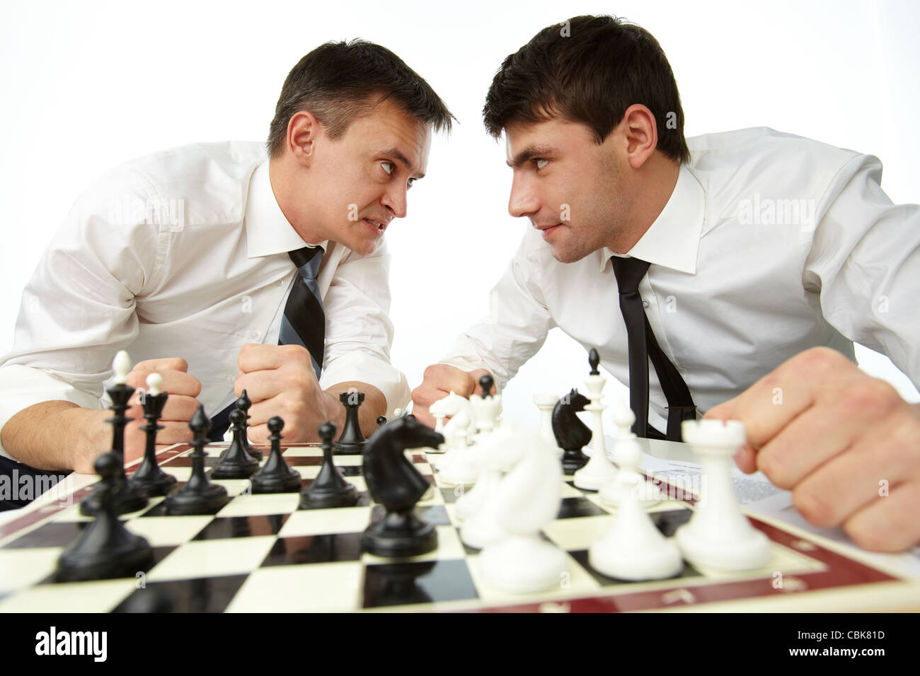 Играть с живым соперником. Шахматы соперники. Бизнесмен шахматы. Игра агрессивная в шахматы.