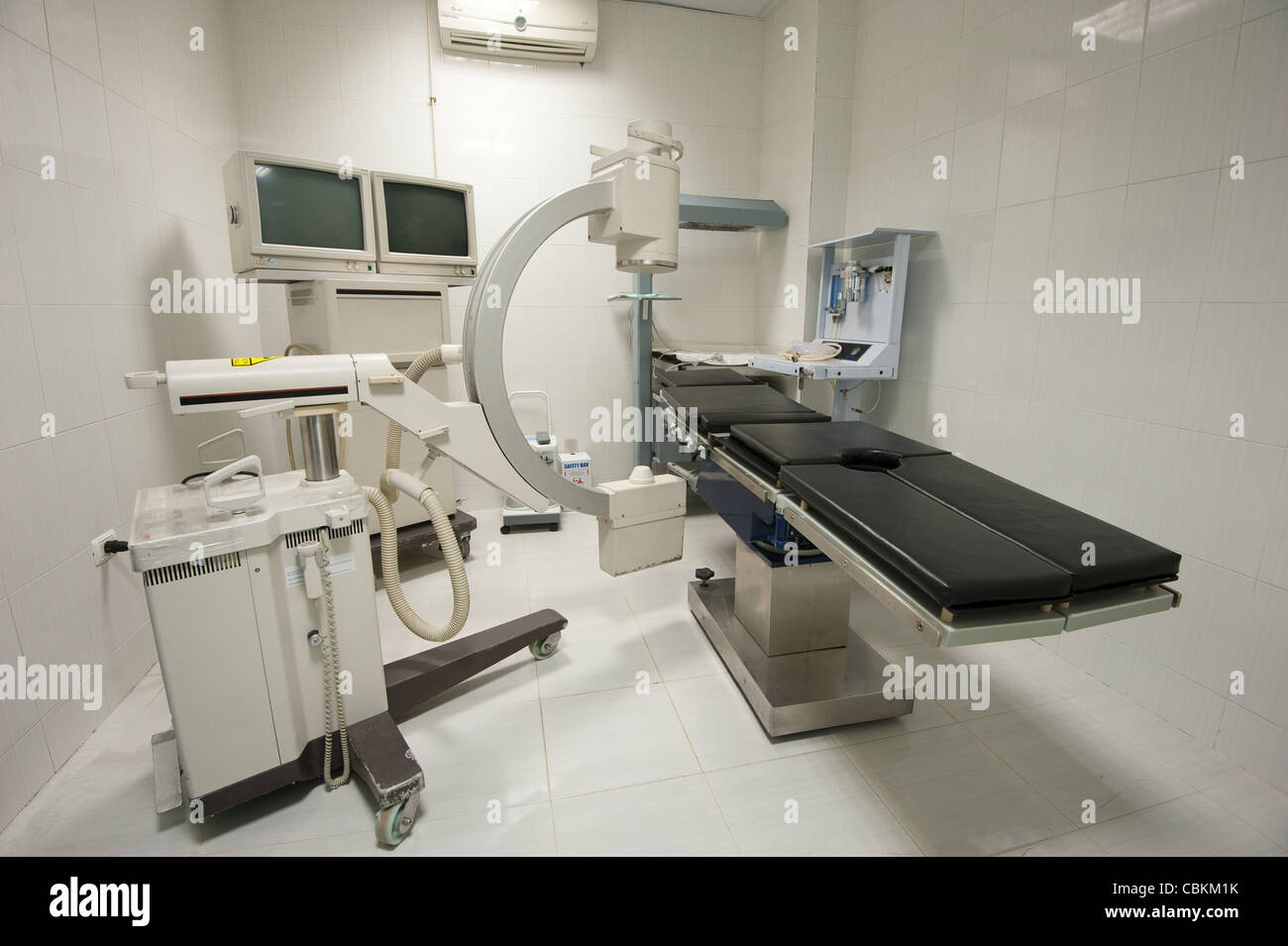 Xray machine in medical center hospital operating room Stock Photo Alamy