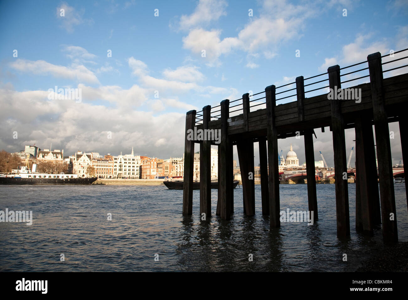 Wooden pier on the Southbank of River Thames, City of London, UK. Photo:Jeff Gilbert Stock Photo