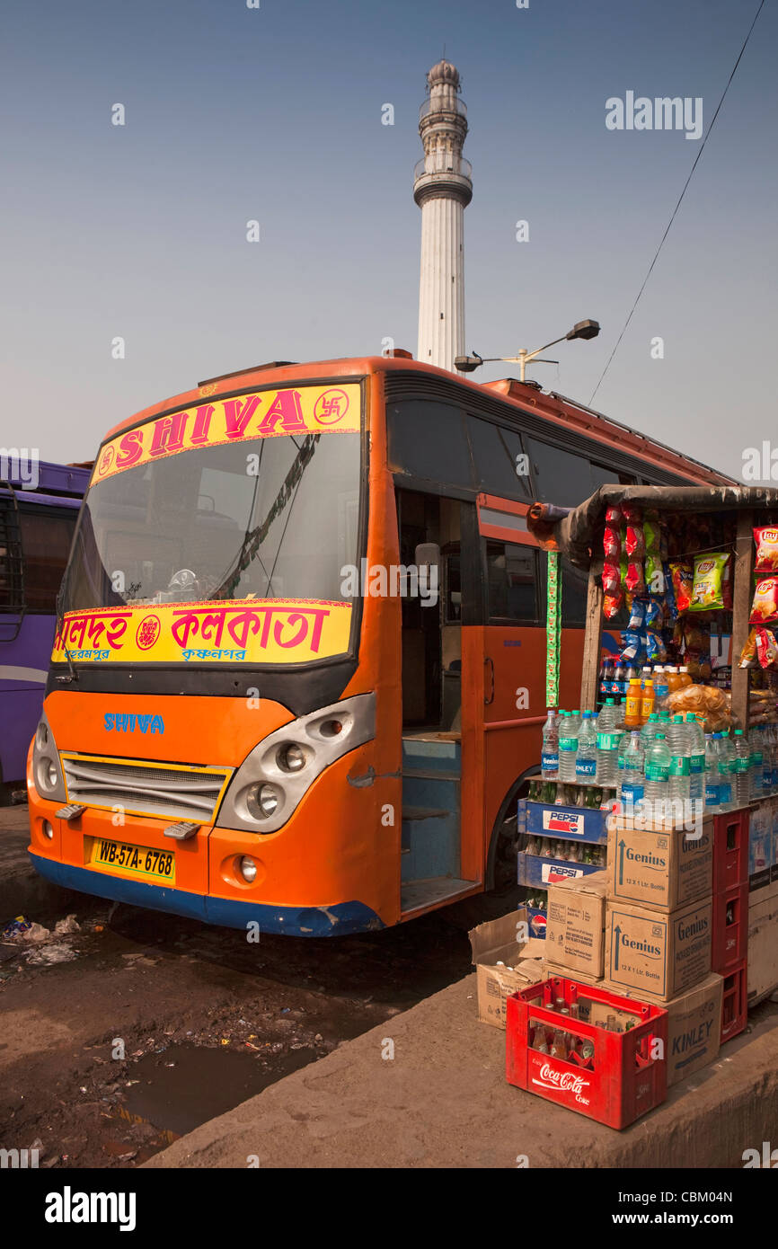 India, West Bengal, Kolkata, Esplanade, Sahid Minar, historic, colonial era obelisk above long distance bus stand Stock Photo