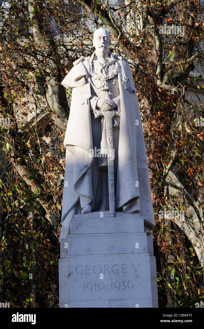 Statue of King George V, Westminster, London, England, UK Stock Photo