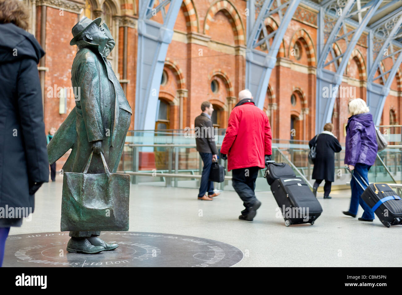 Bronze statue of John Betjeman at St Pancras railway station, London. Stock Photo