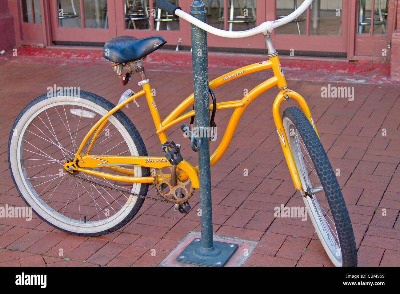 Yellow bicycle parked on State Street in 'Santa Barbara', California Stock Photo