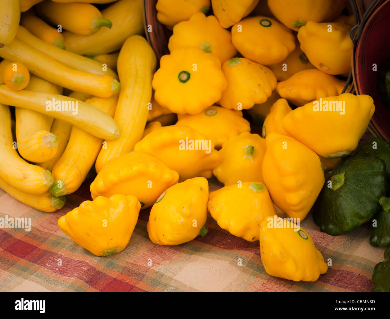 Sunburst squash for sale at a farmer's market Stock Photo Alamy