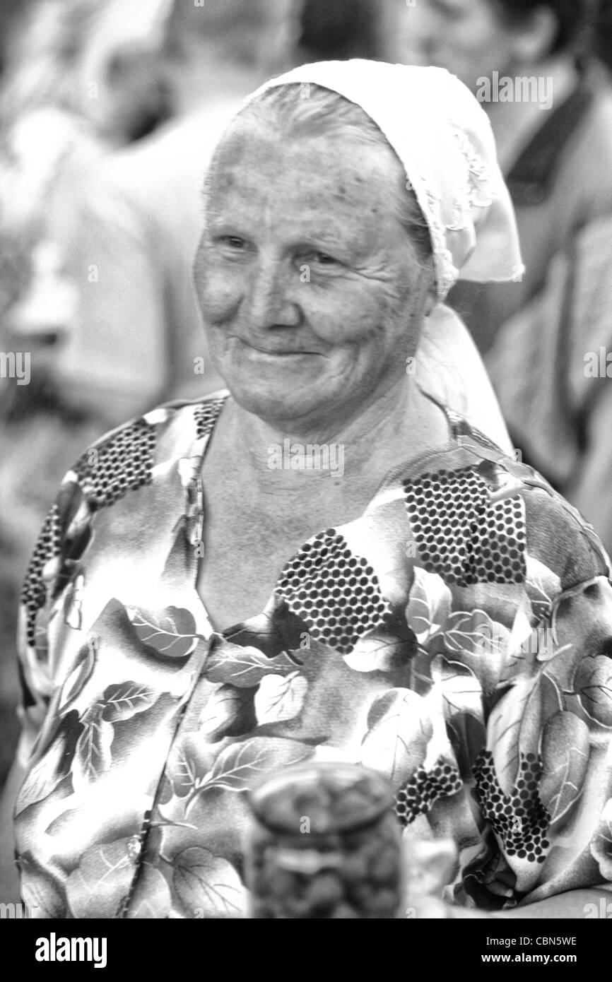 Yigitlar kochada jilmayib yurishadi, qizlar tomosha qilishadi Trannies paypoqlar bilan