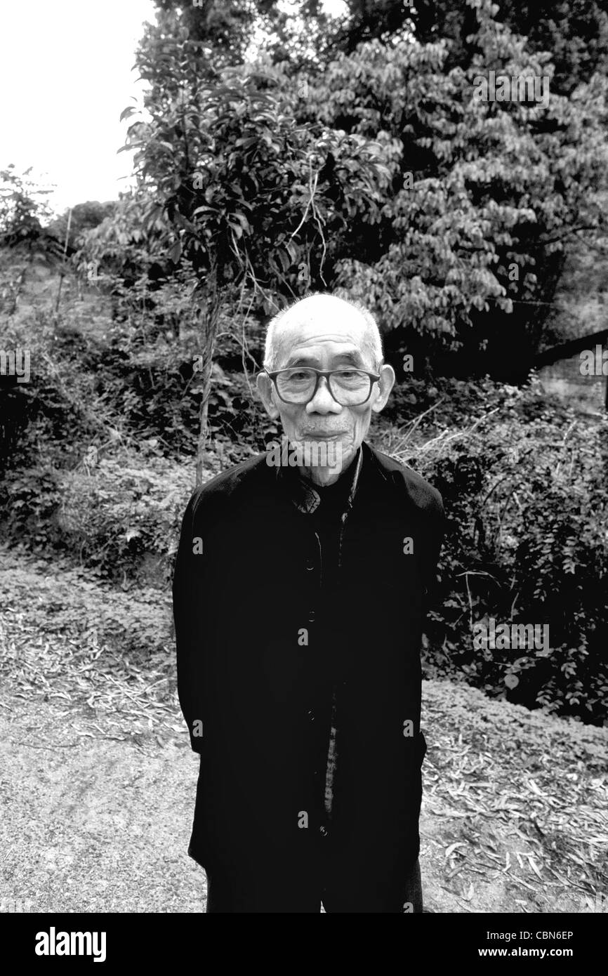 93-year-old Chinese man in Yangshou China Stock Photo