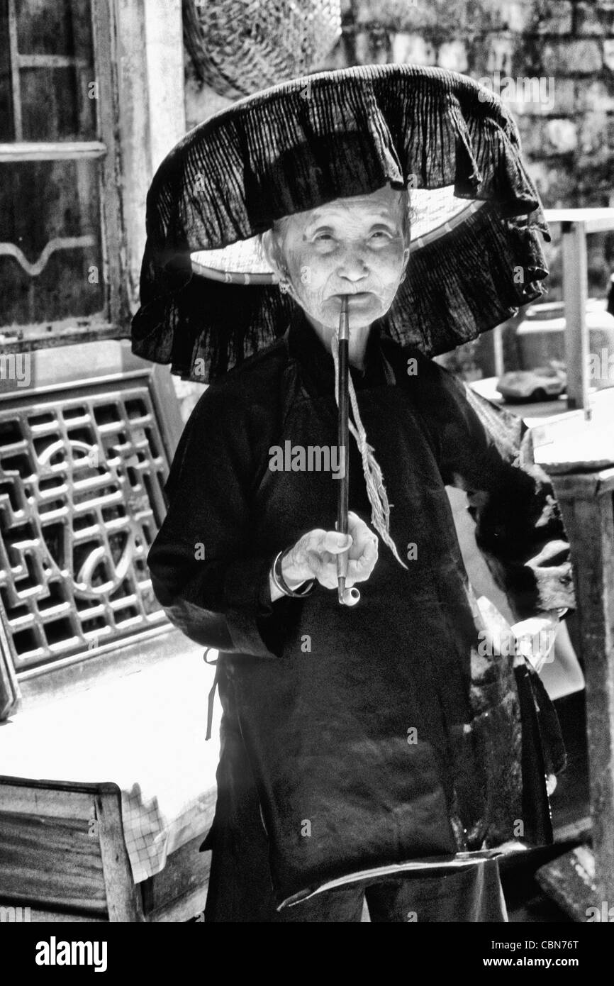 Old Hakka woman with pipe in the old walled city of Kam Tin in the New Territories area of Hong Kong. This is a dying breed Stock Photo