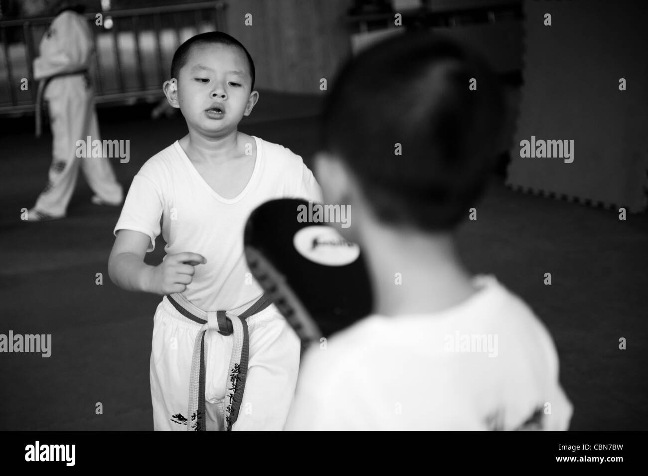 Taekwondo training class at the BoTao Taekwondo School in the Chaoyang Gymnasium, Beijing Stock Photo