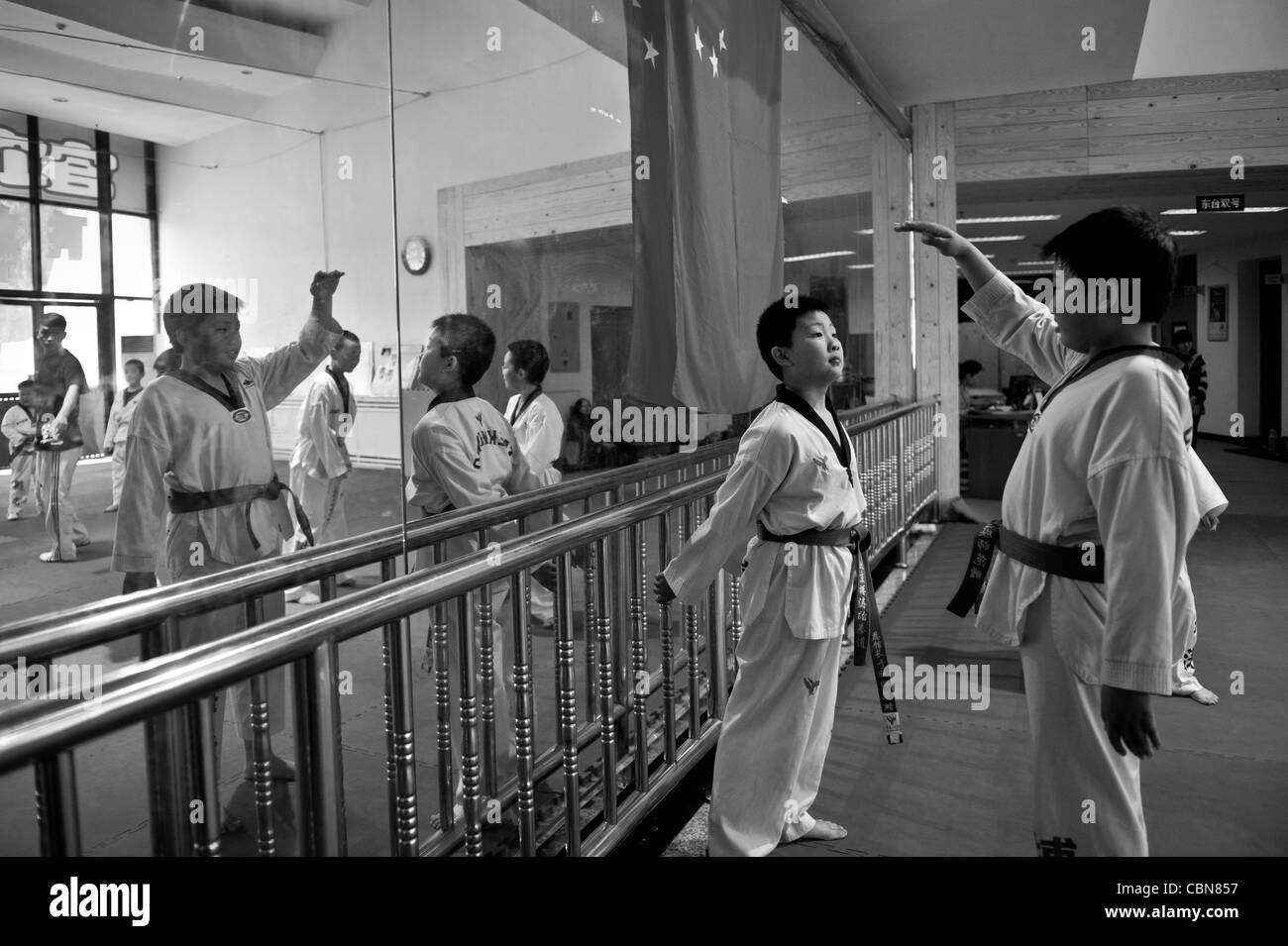 Taekwondo training class at the BoTao Taekwondo School in the Chaoyang Gymnasium, Beijing Stock Photo