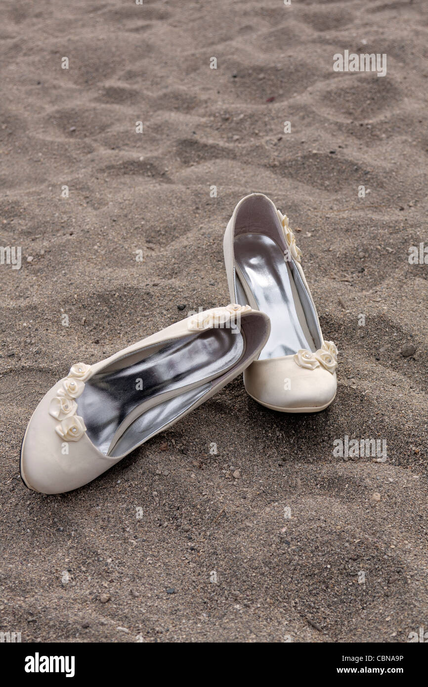 beach wedding shoes for female guests