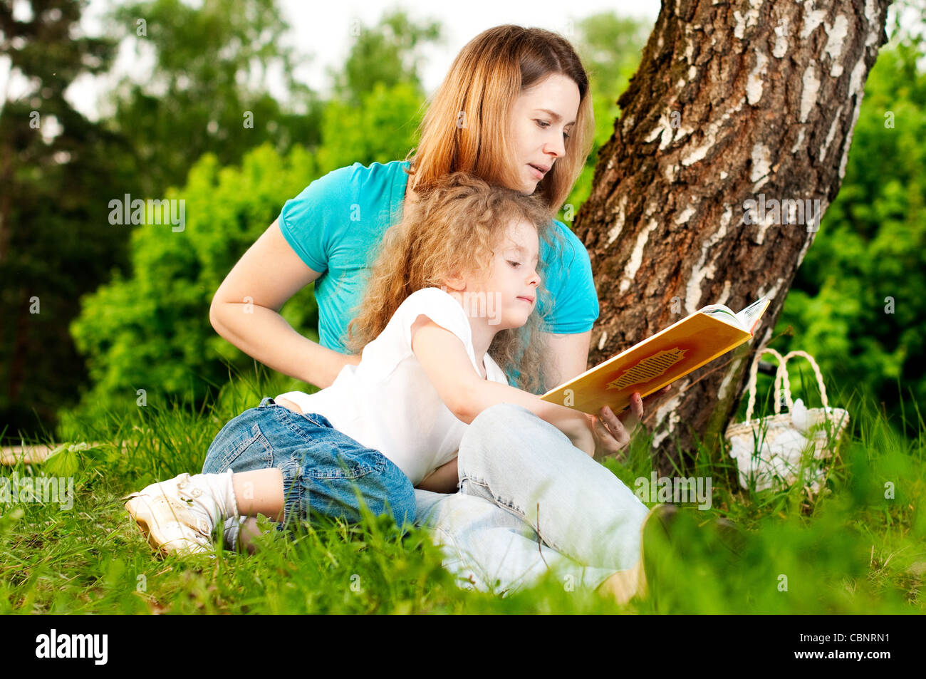 Читать мама с другом. Чтение с мамой на природе. Мама читает ребенку. Мама и ребенок читают на природе. Книга мать и дочь.