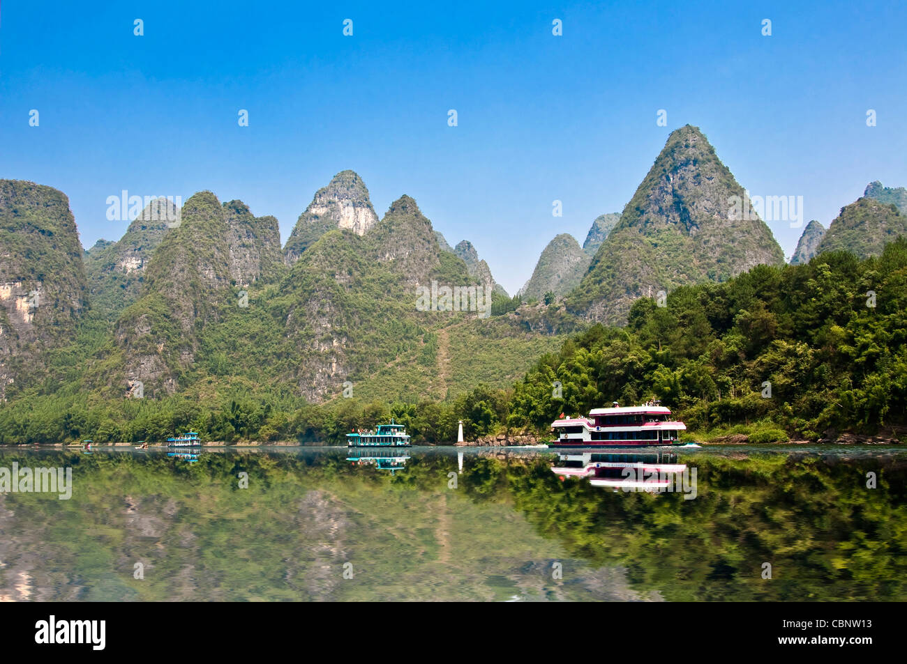Boat cruise on Li river between Guilin and  Yangshuo, Guangxi province - China Stock Photo