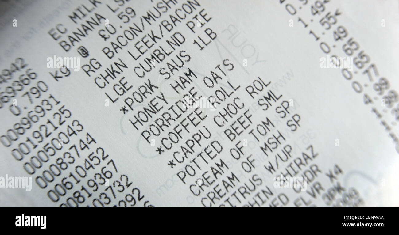 BRITISH SUPERMARKET / SHOP FOOD BILL SHOWING SHOPPING ITEMS RE RISING FOOD PRICES COSTS HOUSEHOLD BUDGETS INFLATION ECONOMY UK Stock Photo