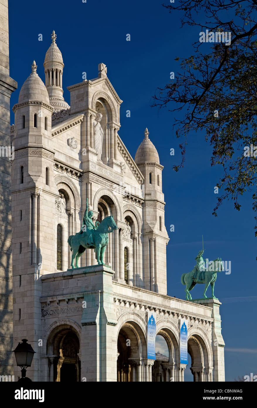 The wonderful church of Sacre-Coeur on the top of the hill of Montmartre, Paris Stock Photo