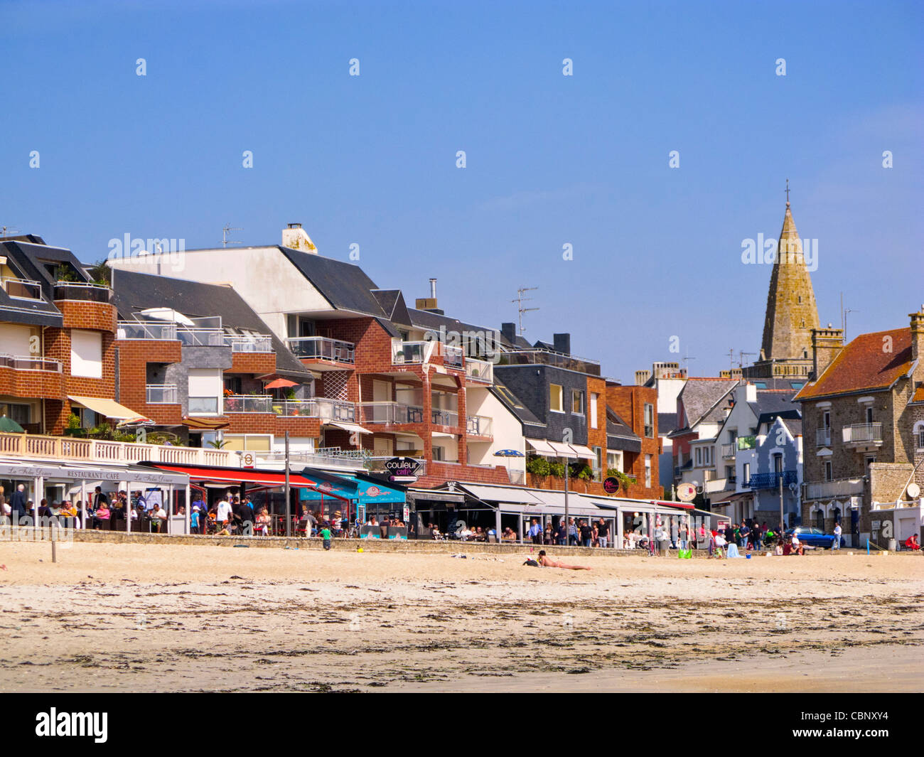 Seafront restaurants at Lamor Plage, Morbihan, Brittany, France Stock Photo