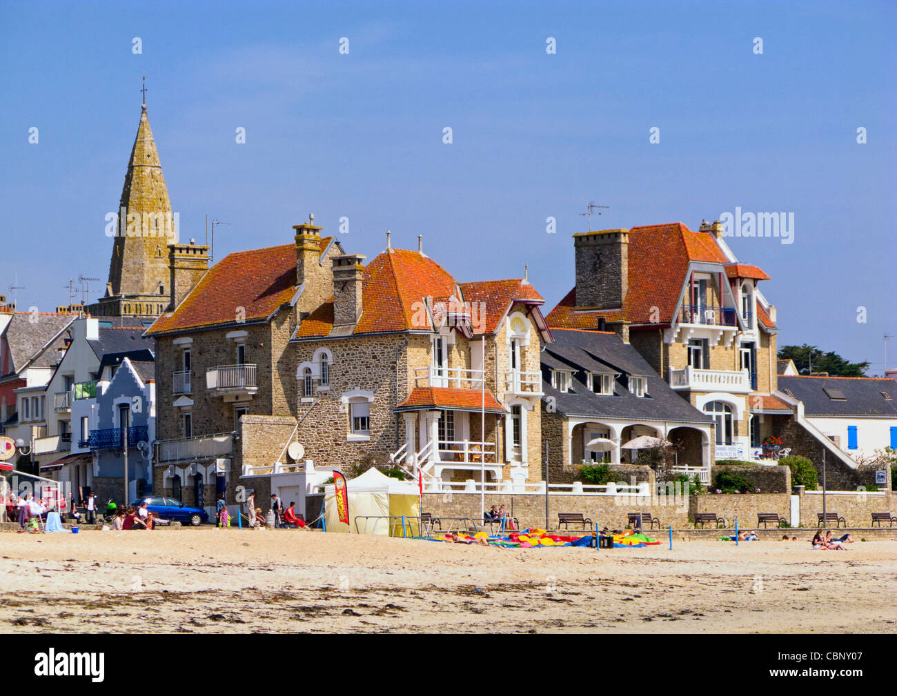 Houses on the seafront in the resort town of Lamor Plage, Morbihan, Brittany, France Stock Photo