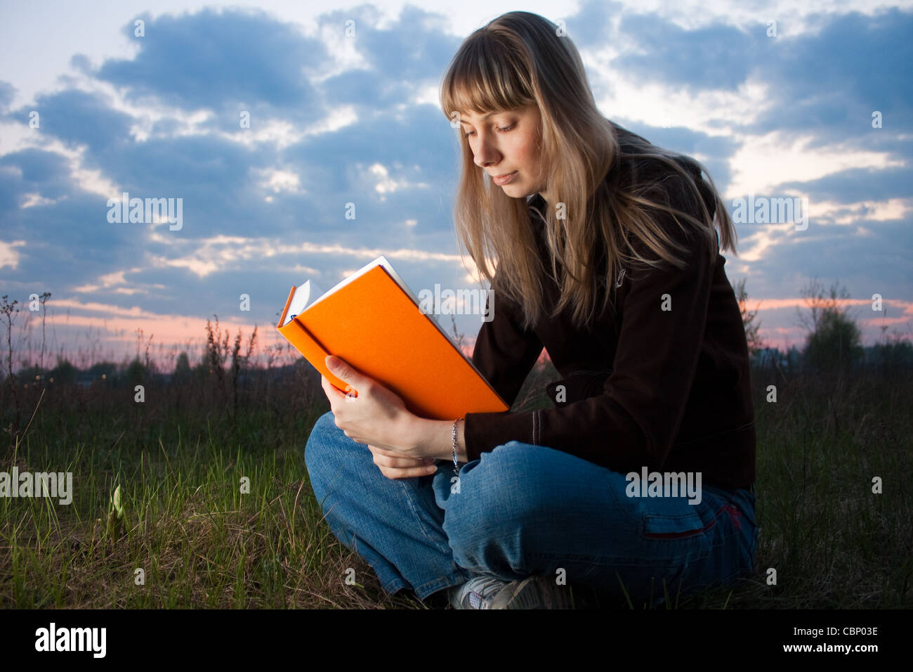 включи книгу девушка. девочка с книгой сток. включи книгу девушка. человек с книжкой удивлен. включи книгу девушка.