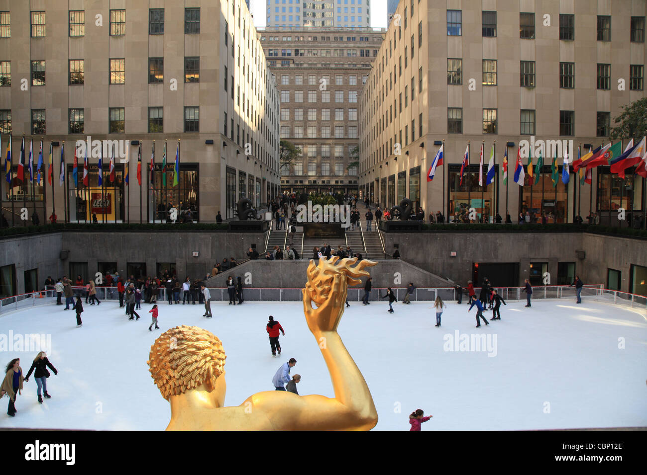 USA, NYC, Manhattan, Rockefeller Plaza, Ice, Eislauffläche, goldene Figur, gold Stock Photo