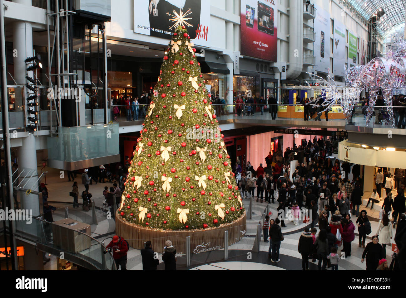 busy shopping mall Christmas tree eaton centre Stock Photo Alamy