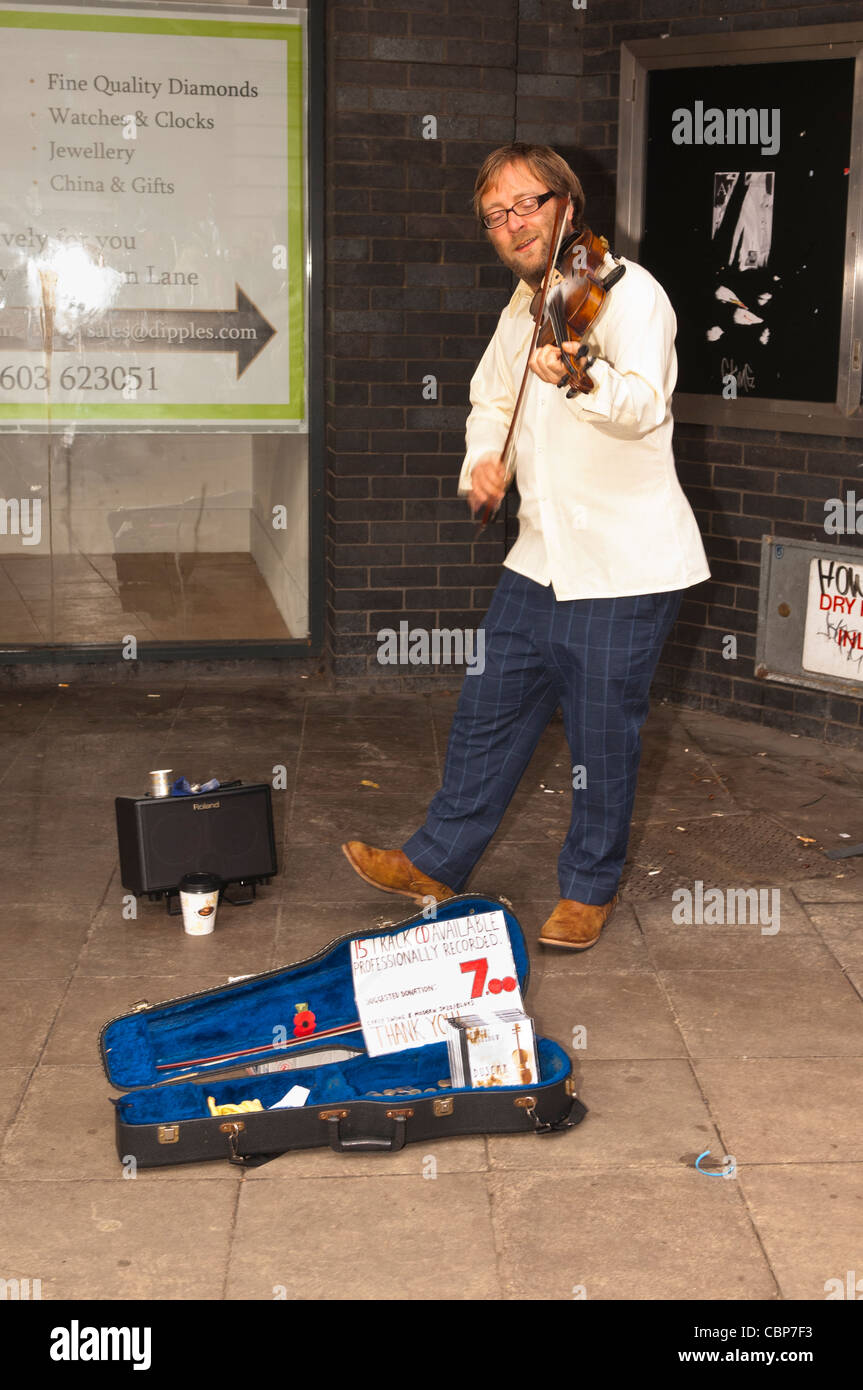 A busker playing a violin in Norwich , Norfolk , England , Britain , Uk Stock Photo