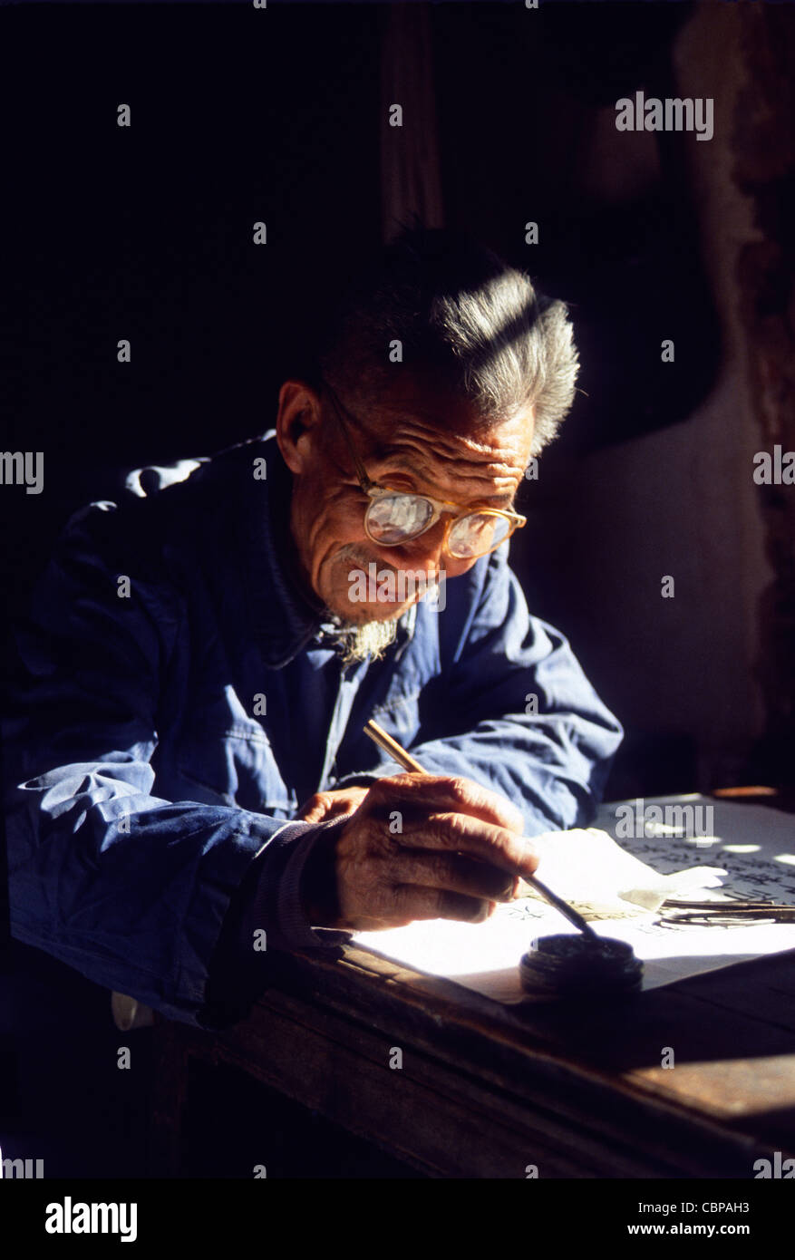 Old village caligrapher Yunnan China Stock Photo