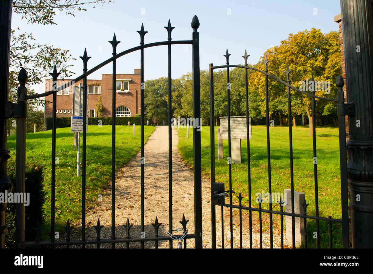 Begraafplaats hi-res stock photography and images - Alamy, image size:1300x956