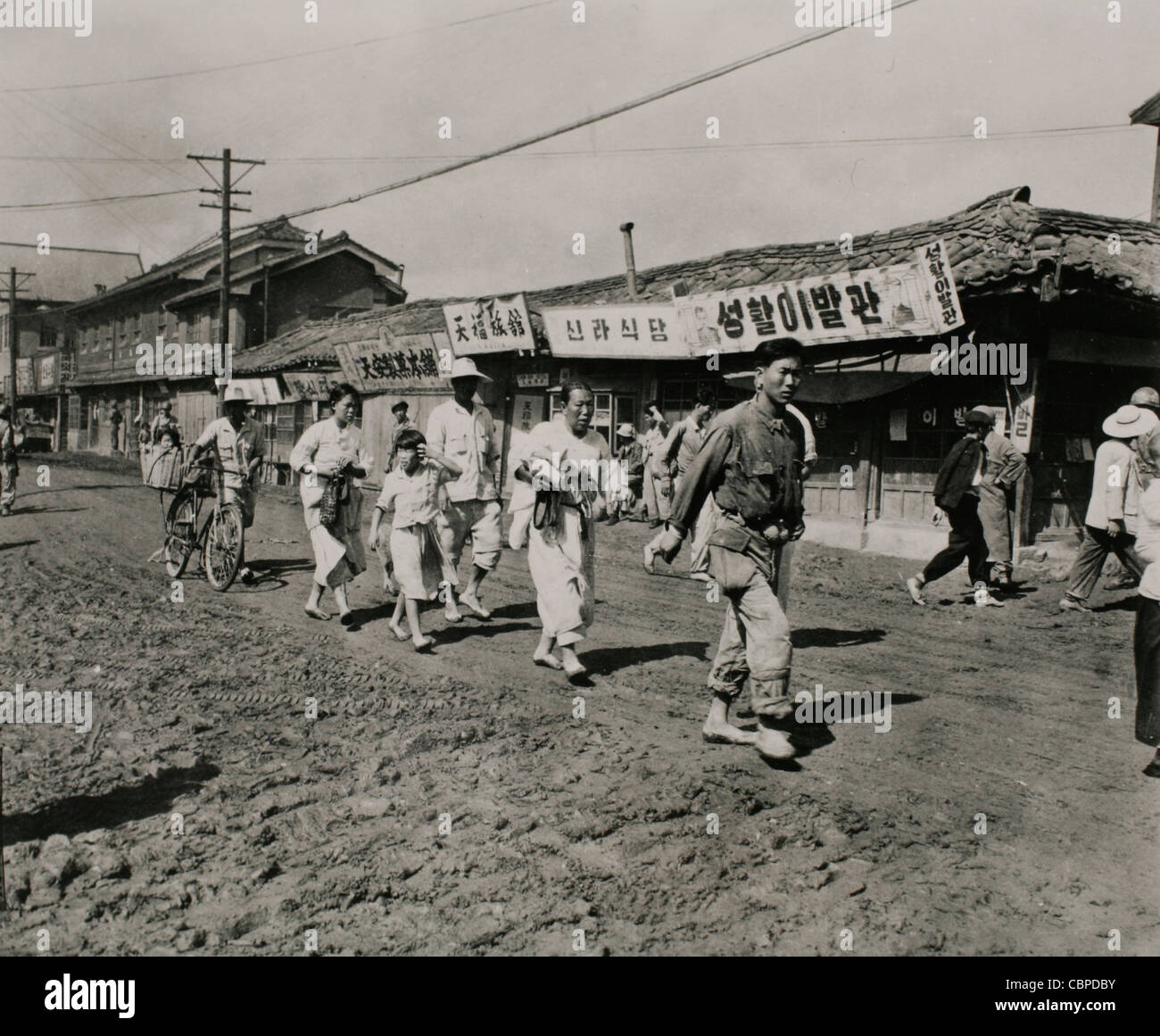 Korea, 7 July 1950: South Korean evacuees move to the south to escape the invading North Korean army. Stock Photo