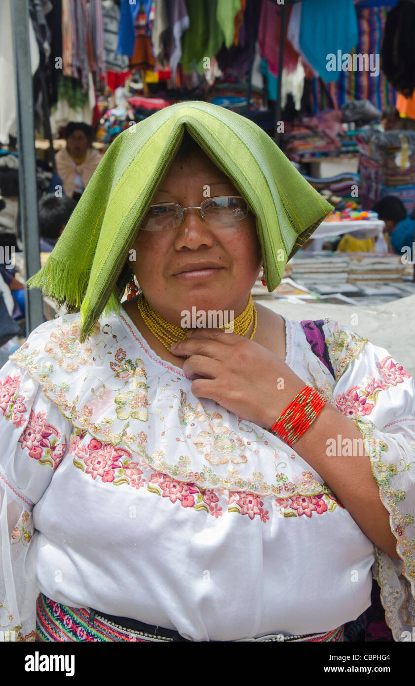 Uomo che cammina Mercato di Otavalo street. rosso Poncho e cappello.  Ecuador Sud America 71740 Ecuador Foto stock - Alamy