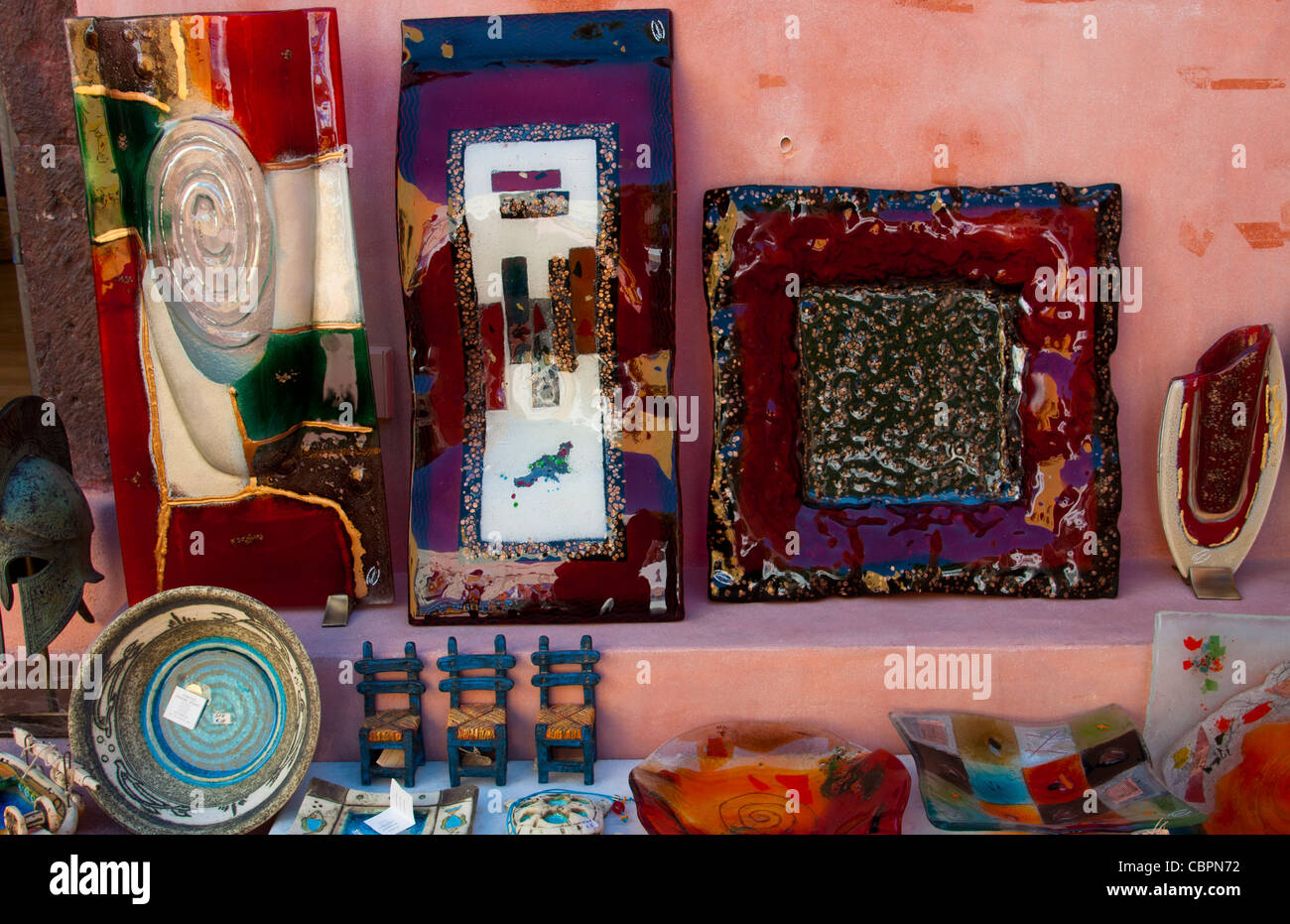 Souvenir store with artwork and paintings in Oia in Greek Islands of ...
