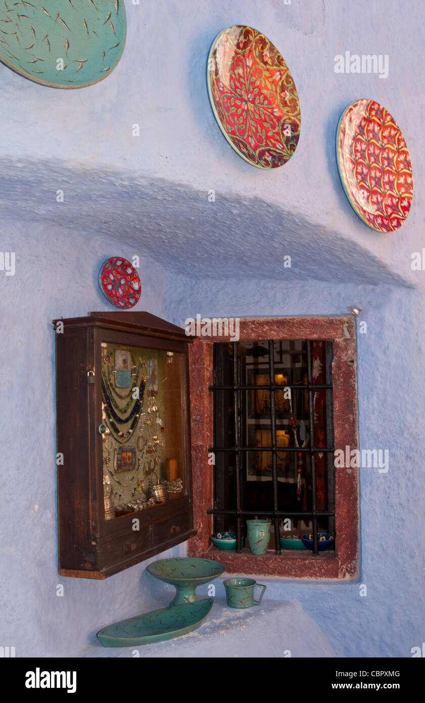 Souvenir store with artwork and paintings in Oia in Greek Islands of ...