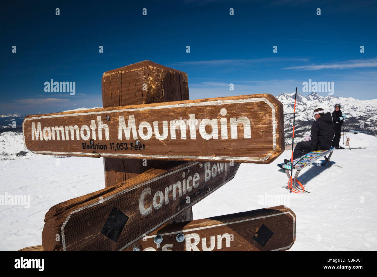 USA, California, Eastern Sierra Nevada Area, Mammoth Lakes, Mammoth Mountain Ski Area, skiers at Top of the Sierra, NR Stock Photo